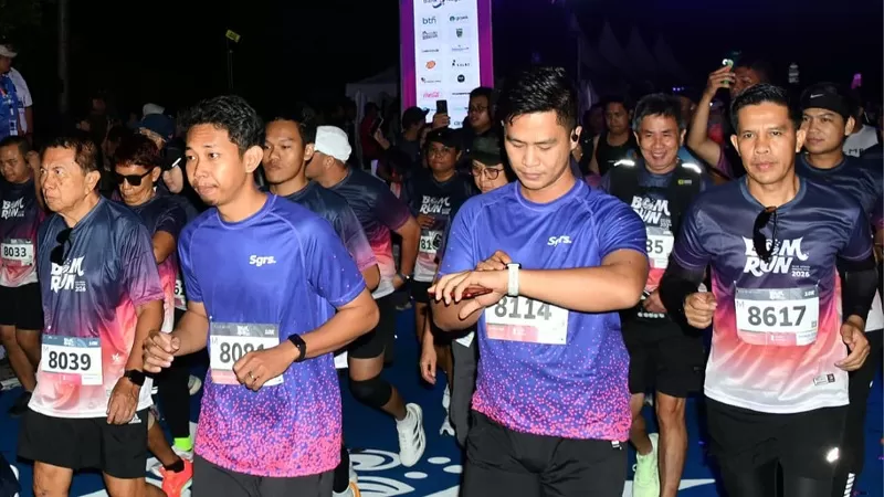 Wali Kota Padang, Fadly Amran bersama Wakil Wali Kota (Wawako) Padang, Maigus Nasir melepas peserta Blue Ocean Minang Run (BOM Run) 2026 di kawasan Pantai Cimpago, Minggu (9/8/2026) pagi. (Dok. Diskominfo)
