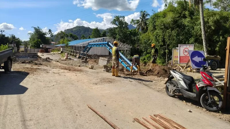 Pembangunan Jembatan Kampung Tanjung di Kuranji, Kota Padang, mulai dilaksanakan sebagai bagian dari upaya rehabilitasi dan rekonstruksi infrastruktur pasca bencana, Minggu (9/8/2026) siang. LBH Padang menyoroti gagalnya Pemerintahan Kota Padang dalam memberikan pelayanan, perlindungan, dan pemulihan terhadap korban bencana ekologis yang terjadi secara berulang di Kota Padang sejak September 2025 dan terakhir pada 3 Agustus 2026.(DPUPR Padang)