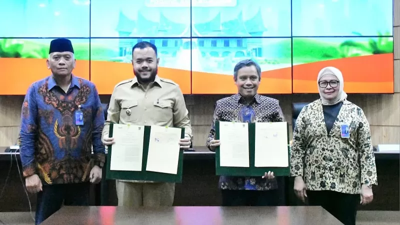 Wali Kota Padang, Fadly Amran bersama Direktur Utama BTN, Nixon LP Napitupulu saat penandatanganan kerja sama Pemko Padang dan BTN di Ruang Abu Bakar Ja’ar, Balai Kota Padang, Senin (10/8/2026) siang. (Dok. Diskominfo)