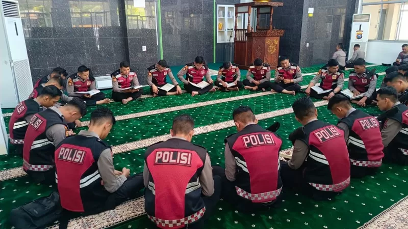 Personel Direktorat Samapta Polda Sumbar mengikuti kegiatan mengaji bersama di Masjid Ar-Rahman Mapolda Sumatera Barat, Senin (10/8/2026) pagi. (Dok. PID Dit Samapta Polda Sumbar)