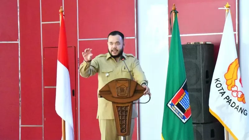 Wali Kota Padang, Fadly Amran saat membuka Rapat Koordinasi Teknis (Rakornis) Tuan Rumah 20 Cabang Olahraga Porprov Sumbar XVI di Aula Bagindo Aziz Chan, Balai Kota Padang, Senin (10/8/2026) siang. (Dok. Diskominfo)
