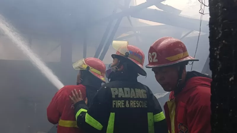 Petugas Damkar Kota Padang bersama unsur TNI dan Polri melakukan penanganan kebakaran di SMP Angkasa Sutan Sjahrir Lanud, Jalan Prof Dr Hamka, Kelurahan Parupuak Tabiang, Kecamatan Koto Tangah, Padang, Rabu (12/8/2026) siang. Kebakaran menghanguskan tiga ruang kelas dan satu gudang. (Dok. Padang Fire Fighter)