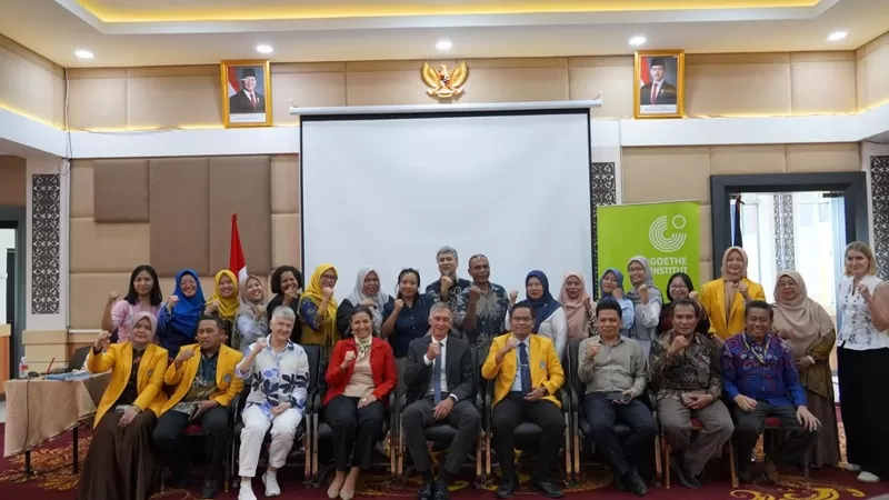Dubes Jerman, Ralf Beste mengunjungi sekaligus menutup kegiatan diklat Bahasa Jerman yang diikuti 30 guru dari seluruh Indonesia di Hotel dan Pusat Diklat UNP Bypass Padang, Rabu (12/8/2026) siang. (Dok. Humas)