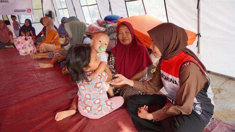 Warga Kelurahan Kuranji mengikuti pemeriksaan kesehatan gratis yang digelar Pertamina Patra Niaga Sumbagut di Posko Bencana Kuranji, Kota Padang pada Rabu (12/8/2026) siang. (Dok. PPN Sumbagut)