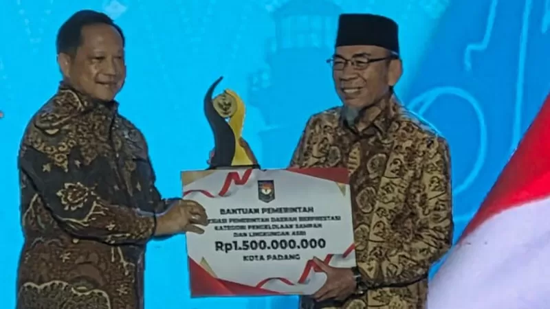 Wakil Wali Kota (Wawako) Padang, Maigus Nasir menghadiri ajang Apresiasi Pemerintah Daerah Berprestasi Tahun 2026 Batch II Regional Sumatera di Kota Batam, Kepulauan Riau (Kepri) pada Rabu (12/8/2026) malam. Pemko Padang meraih peringkat kedua kategori Pengelolaan Sampah dan Lingkungan Asri serta memperoleh insentif fiskal Rp1,5 miliar. (Dok. Istimewa)