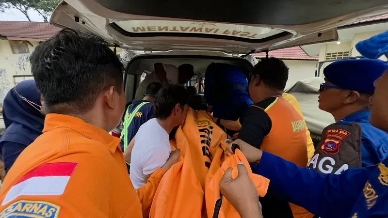 Personel SAR dan unsur terkait melakukan proses evakuasi korban setelah kapal TB Simponi terbakar di perairan Kota Padang, Jumat (14/8/2026) siang. (Dok. Basarnas)