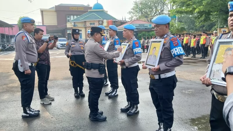 Kapolresta Padang Kombes Pol Apri Wibowo memimpin upacara Pemberhentian Tidak Dengan Hormat (PTDH) terhadap delapan personel Polresta Padang di halaman Mapolresta Padang, Jumat (14/8/2026) pagi. (Dok. Humas)