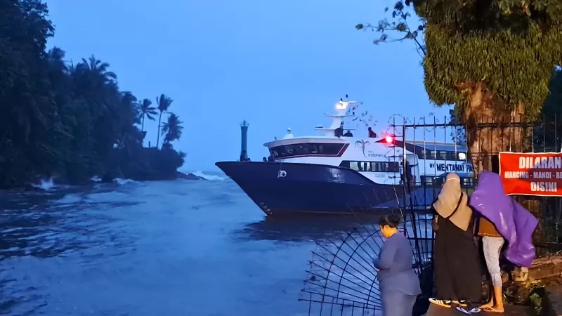 Kapal Mentawai Fast yang membawa penumpang dari arah Kepulauan Mentawai menuju Padang dilaporkan terdampar di pintu masuk Muaro Padang, Jumat (14/8/2026) sekitar pukul 18.00 WIB, saat hujan deras dan angin kencang melanda kawasan perairan Padang. (Dok. Sumbar Daily)