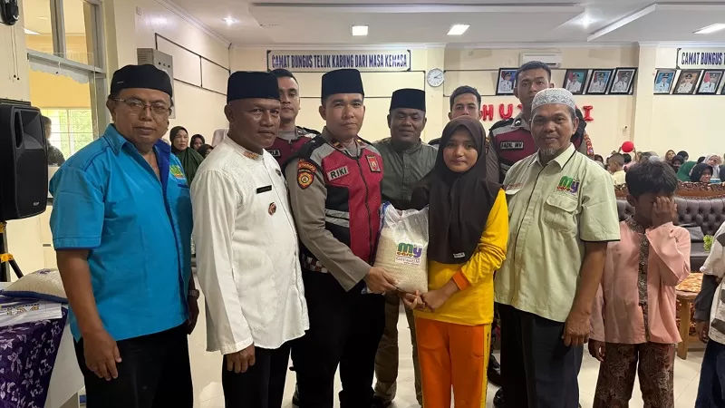 Subdit Dalmas Dit Samapta Polda Sumbar bersama Yayasan My Care Kota Padang dan Kecamatan Bungus Teluk Kabung menyalurkan bantuan Gerastim dalam program Jum’at Berkah kepada 161 anak yatim se-Kecamatan Bungus Teluk Kabung, Jumat (14/8/2026) siang. (Dok. Dit Samapta)