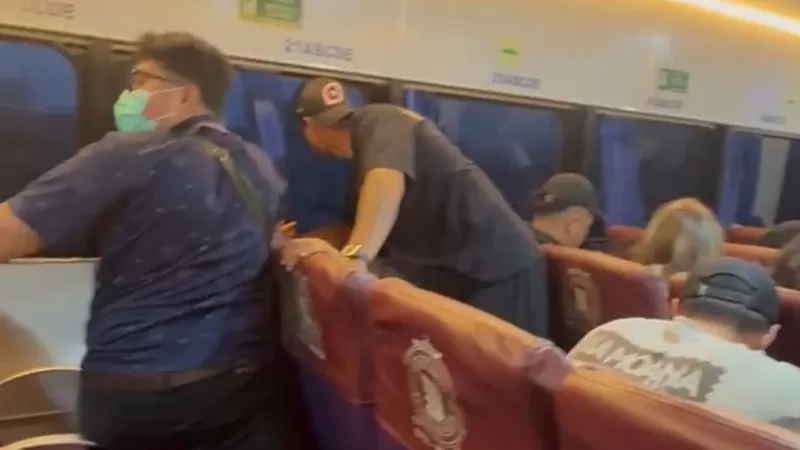 Sejumlah penumpang terlihat berada di dalam kabin Mentawai Fast saat kapal mengalami kondisi terdampar di sekitar Pintu Air Muaro Padang, Jumat (14/8/2026) petang. Para penumpang tampak berada di dalam kabin sambil menunggu proses penanganan dan evakuasi di tengah cuaca buruk. (Dok. Istimewa/Tangkapan Layar)