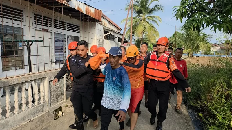 Tim SAR gabungan melakukan proses evakuasi korban tenggelam yang ditemukan setelah pencarian di wilayah perairan Kota Padang, Minggu (16/8/2026) pagi. (Dok. Basarnas)