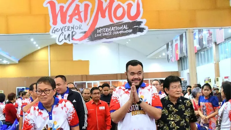Wali Kota Padang, Fadly Amran bersama sejumlah pejabat dan tamu undangan menghadiri pembukaan Festival Kota Tua Padang 2026 di GOR HTT Padang, Sabtu (15/8/2026) malam. Festival berlangsung tanggal 15 hingga 23 Agustus 2026 dengan rangkaian kegiatan budaya, barongsai internasional, olahraga, kuliner, UMKM dan donor darah. (Dok. Diskominfo)