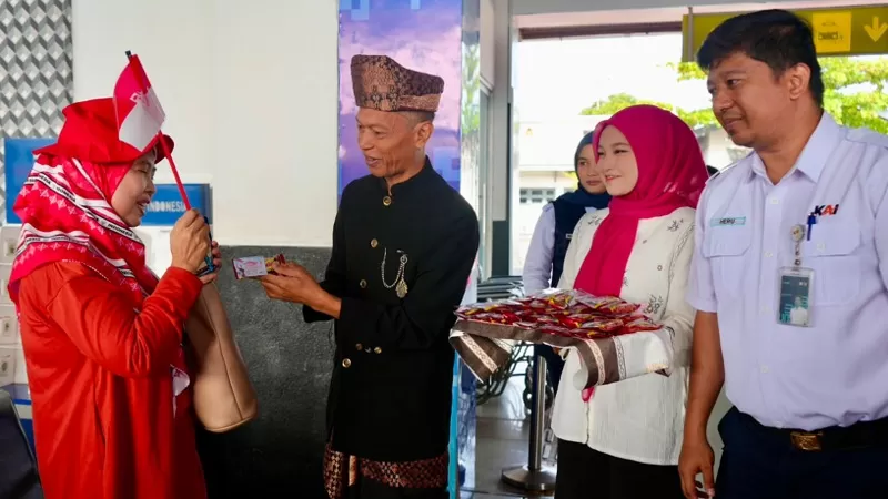 KAI Divre II Sumbar menghadirkan berbagai kegiatan dalam rangka memperingati HUT ke-81 Kemerdekaan RI, mulai dari upacara, aktivitas bersama pelanggan, pembagian bendera Merah Putih, hingga pengenaan pakaian adat oleh petugas. (Dok. KAI)