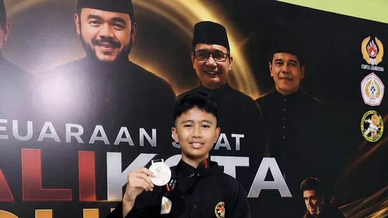 Pelajar SMP Negeri 2 Padang berhasil meraih prestasi dalam kejuaraan karate dan pencak silat, Selasa (18/8/2026). Dok. Diskominfo)