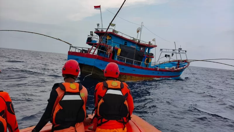 Tim SAR Gabungan bersama pihak Resort melakukan proses evakuasi terhadap dua penumpang Kapal Boat Resort Mentawai yang sebelumnya dilaporkan hilang kontak di perairan Pulau Sipora, Kabupaten Kepulauan Mentawai. (Dok. Basarnas)