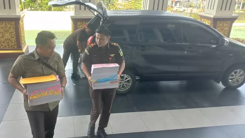 Pelimpahan berkas perkara atas nama Beny Saswin Nasrun ke Pengadilan Negeri Padang pada Rabu (19/8/2026) siang. (Dok. Kejari Padang)