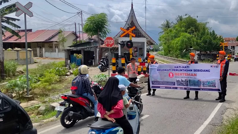 Sosialiasi keselamatan berkendara di perlintasan sebidang. (Dok. KAI Divre II Sumbar)