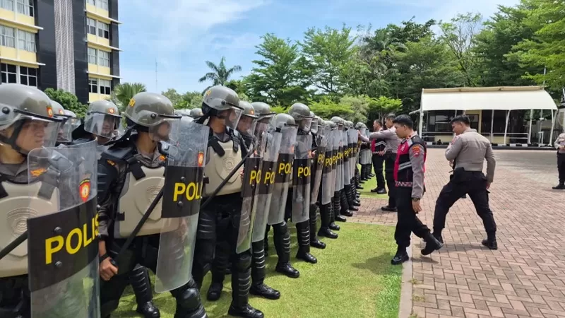 Kasubdit Dalmas Dit Samapta Polda Sumbar, AKBP Efdar Roza memimpin latihan Dalmas gabungan pada Kamis (20/8/2026) siang. (Dok. Dit Samapta Polda Sumbar)