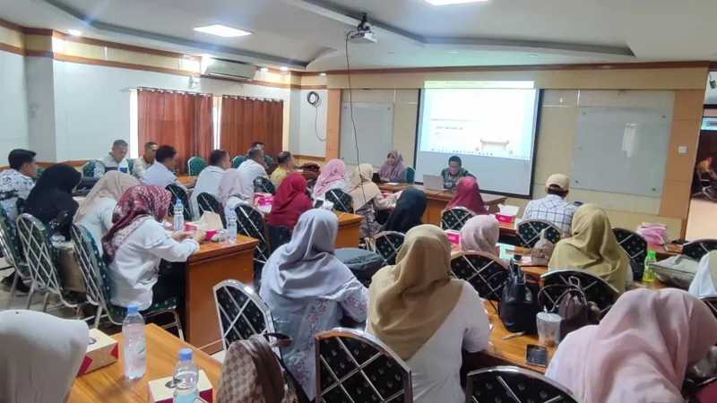 Sebanyak 31 guru Sosiologi yang tergabung dalam MGMP Sosiologi mengikuti kegiatan pelatihan Pengabdian Masyarakat UNP tentang Olimpiade Penelitian Siswa Indonesia (OPSI) di ruang belajar Sekolah Pasca Sarjana UNP Air Tawar, Rabu (19/8/2026). (Dok. FIS)