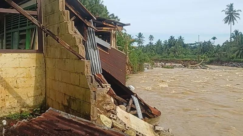 Bangunan lama SD Negeri 19 Baringin di Kelurahan Baringin, Kecamatan Lubuk Kilangan, roboh setelah hujan dengan intensitas cukup tinggi mengguyur Kota Padang, Rabu (19/8/2026). (Dok. Istimewa)