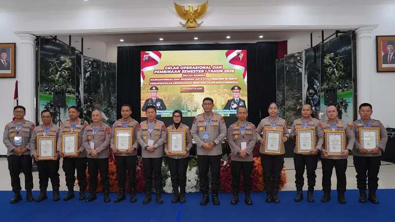 Kapolresta Padang, Kombes Apri Wibowo menerima penghargaan atas capaian Indikator Kinerja Pelaksanaan Anggaran (IKPA) sempurna dengan nilai 100 pada Tahun Anggaran 2025. Penghargaan tersebut diserahkan Kapolda Sumbar, Irjen Djati Wiyoto Abadhy dalam kegiatan Gelar Operasional dan Pembinaan Semester I Tahun 2026 di Gedung Rangkayo Basa, Kota Padang, Kamis (20/8/2026) pagi. (Dok. Humas)