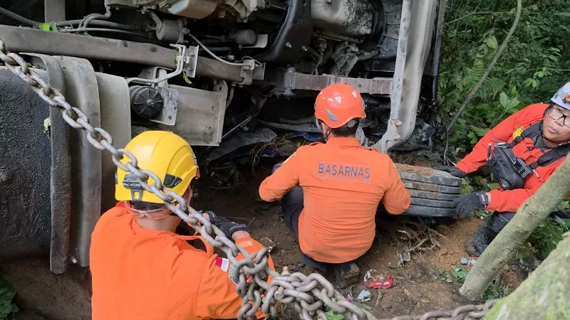 Truk Tronton Thermo King B 9112 VEU mengalami kecelakaan tunggal hingga masuk jurang di Jalan Lintas Padang-Bukittinggi kawasan Lembah Anai, Jumat (21/8/2026) pagi. (Dok. Basarnas)