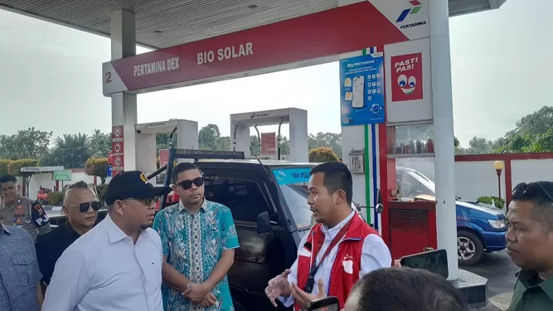 Wakil Ketua Komisi VI DPR RI, Andre Rosiade bersama Pertamina Patra Niaga Sales Area Marketing Retail Sumatera Barat (SAM Sumbar) melakukan inspeksi mendadak di sejumlah SPBU Kabupaten Pesisir Selatan untuk memastikan penyaluran BBM subsidi berjalan sesuai ketentuan. (Dok. PPN Sumbagut)