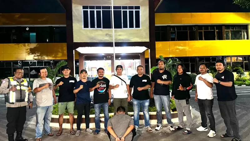 Tim gabungan Polresta Pangkalpinang dan Polresta Padang menangkap MKG (25), pelaku penggelapan uang sekitar Rp125 juta di kawasan Parak Laweh, Kecamatan Lubuk Begalung pada Kamis (20/8/2026) malam setelah pelaku terdeteksi berada di Kota Padang. (Dok. Tim Klewang)