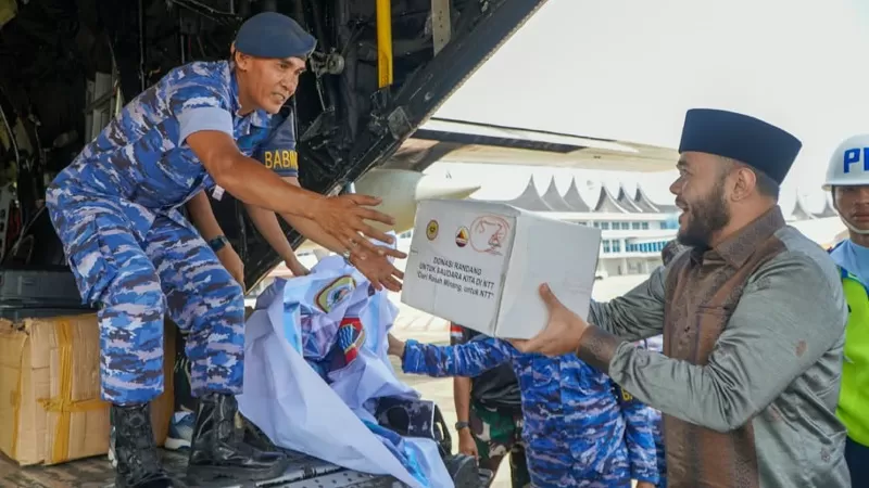 Wali Kota Padang, Fadly Amran melepas bantuan rendang untuk korban gempa bumi di Provinsi Nusa Tenggara Timur (NTT) dari Bandara Internasional Minangkabau (BIM), Kabupaten Padang Pariaman, Sabtu (22/8/2026) siang. Bantuan tersebut selanjutnya diangkut menggunakan pesawat Hercules TNI AU menuju Bandara Halim Perdanakusuma, Jakarta. (Dok. Diskominfo)