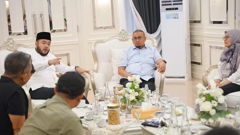 Wali Kota Padang, Fadly Amran menerima kunjungan Wakil Ketua Komisi VI DPR RI, Andre Rosiade di Kediaman Resmi Wali Kota Padang, Jumat (21/8/2026) siang. Pertemuan membahas percepatan pembangunan SPAM Palukahan dan kebutuhan lahan. (Dok. Diskominfo)