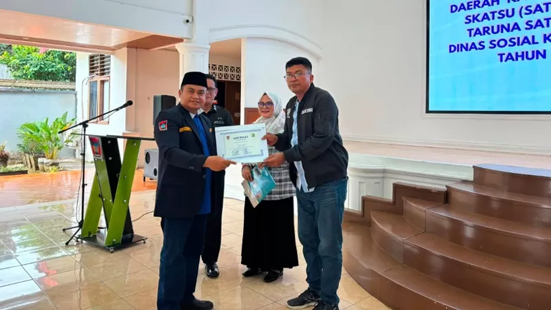 Sekretaris LPPM Unand, Friardi Ismet bersama Kepala Dinas Sosial (Kadinsos) Kota Padang, Eri Sendjaya dan Ketua Karang Taruna Kota Padang, Zalmadi dalam kegiatan Inovasi Daerah Karang Kreativa 