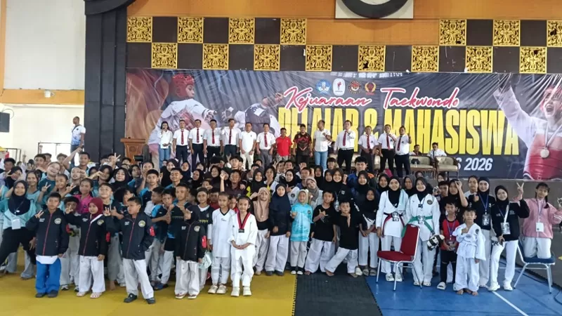 Ketua Umum KONI Sumatera Barat Hamdanus membuka Open Kejuaraan Taekwondo Pelajar dan Mahasiswa 