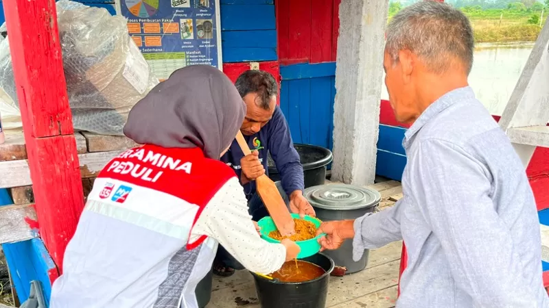 Pelatihan pembuatan probiotik Mikro Organisme Lokal (MOL) menjadi bagian dari Program Gampong Berdikari Pertamina Patra Niaga Sumbagut melalui Terminal BBM Lhokseumawe di Gampong Padang Sakti, Muara Satu. (Dok. PPN Sumbagut)