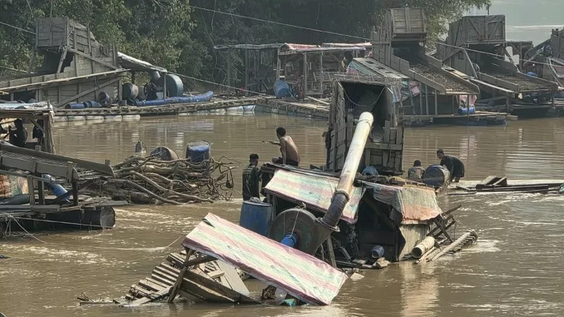 Tanah longsor terjadi di kawasan Kapalo Lubuak Jambu, Jorong Subarang Ombak, Nagari Muaro, Kecamatan Sijunjung, Kabupaten Sijunjung, Sumatera Barat (Sumbar) Minggu (23/8/2026). Material longsoran dari tebing di sekitar Sungai Batang Kuantan berdampak terhadap sekitar 10 ponton. Polisi memastikan tidak ada aktivitas Penambangan Emas Tanpa Izin (PETI) saat kejadian dan tidak terdapat korban jiwa. (Dok. Istimewa)