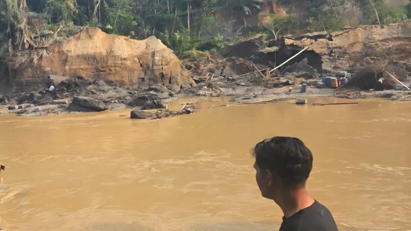 Tanah longsor terjadi di kawasan Kapalo Lubuak Jambu, Jorong Subarang Ombak, Nagari Muaro, Kecamatan Sijunjung, Kabupaten Sijunjung, Sumatera Barat (Sumbar) pada Minggu (23/8/2026) siang. Material longsoran dari tebing di sekitar Sungai Batang Kuantan berdampak terhadap sekitar 10 unit ponton. (Dok. Istimewa)