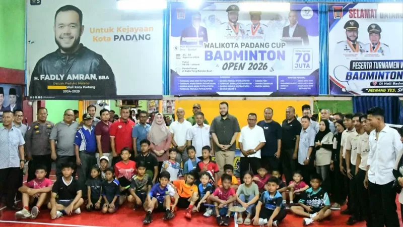 Wali Kota Padang, Fadly Amran secara resmi membuka Wali Kota Padang Cup Badminton Open 2026 di Hall Badminton One Group, Jalan Ulu Gadut, Kecamatan Lubuk Kilangan, Selasa (25/8/2026) siang. Turnamen tersebut diikuti sekitar 300 peserta dengan total hadiah Rp70 juta. (Dok. Dispora)