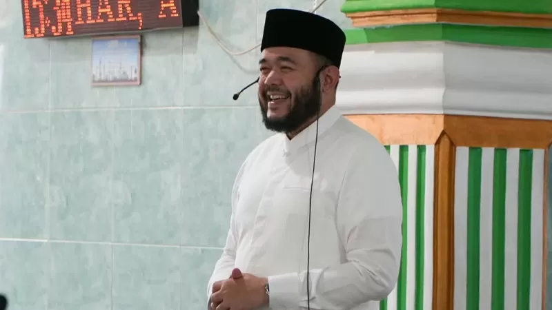 Wali Kota Padang, Fadly Amran menghadiri peringatan Maulid Nabi Muhammad SAW yang digelar PAC Perti Kecamatan Padang Selatan di Masjid Raya Teluk Bayur, Selasa (25/8/2026) malam. (Dok. Diskominfo)