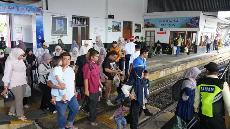 KAI Divre II Sumbar mencatat 8.181 pelanggan menggunakan layanan kereta api pada 25 Agustus 2026 bertepatan dengan momentum Maulid Nabi Muhammad SAW 1448 Hijriah. KA Pariaman Ekspres menjadi layanan dengan volume pelanggan tertinggi. (Dok. KAI)
