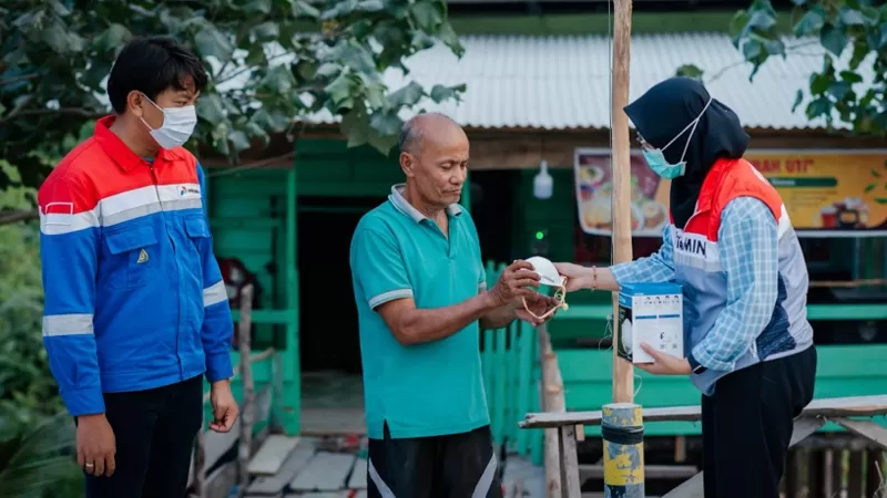 Pertamina Patra Niaga Sumatera Bagian Utara (PPN Sumbagut) melalui Terminal BBM Sei Siak menyalurkan bantuan alat kesehatan berupa masker N95 dan oksigen portabel kepada tim lapangan dan masyarakat di Posko Kesehatan Terpadu Penanganan Karhutla Kecamatan Kerumutan, Kabupaten Pelalawan, Riau pada Selasa (25/8/2026) siang. (Dok. PPN Sumbagut)