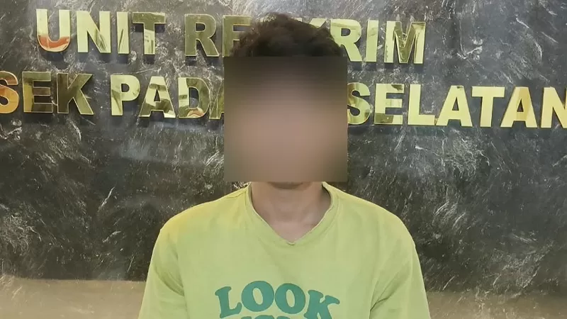 Tim Reskrim Polsek Padang Selatan mengamankan DCR (25) yang diduga terlibat dalam pencurian besi pipa pagar Bengkel Padang Auto di Kelurahan Rawang. (Dok. Polsek Padang Selatan)