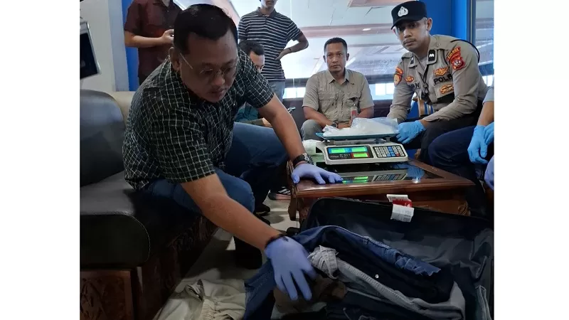 Petugas gabungan mengamankan koper berisi enam paket sabu-sabu di BIM, Kamis (27/8/2026) siang. Pelaku ditangkap setelah dilakukan pengejaran dari kawasan Bandara Internasional Minangkabau hingga Jalan Lintas Padang-Bukittinggi, tepatnya di depan Kantor Satlantas Polres Padang Pariaman, Kecamatan Lubuk Alung. (Dok. Polsek Kawasan BIM)