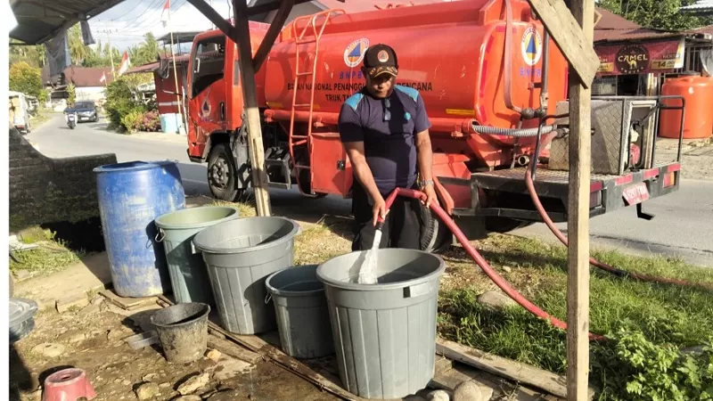 Petugas menyalurkan air bersih kepada masyarakat di wilayah yang masih mengalami gangguan pasokan air pasca banjir bandang November 2025 lalu. (Dok. Pusdalops PB)
