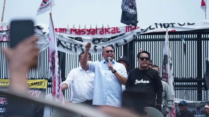 Politikus Gerindra, Andre Rosiade naik ke mobil komando untuk menemui massa Aliansi Masyarakat Pati Bersatu (AMPB) saat aksi unjuk rasa di depan Gedung DPR RI, Jakarta, Kamis (27/8/2026) siang. Mereka berdialog dengan massa bersama pimpinan AMPB Supriyono alias Botok sekaligus menyampaikan hasil audiensi dengan pimpinan DPR terkait pembahasan RUU Perampasan Aset. (Dok. Tim AR)