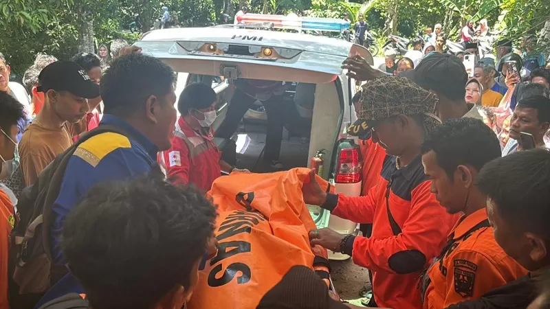Tim SAR gabungan menemukan Zahra, bocah sekitar 10 tahun yang sebelumnya hilang setelah terseret arus saat mandi-mandi di Sungai Batang Nareh, Korong Lembak Pasang, Nagari Pilubang, Kecamatan Sungai Limau, Kabupaten Padang Pariaman, Jumat (28/8/2026) siang. Zahra ditemukan dalam kondisi meninggal dunia sekitar 400 meter dari lokasi kejadian. (Dok. Basarnas)