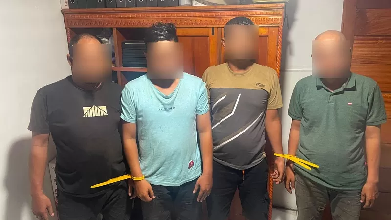 Empat pria yang mengaku sebagai wartawan ditangkap setelah diduga meminta uang dan BBM kepada pihak SPBU 13.275.513 Parit Rantang, Kecamatan Kamang Baru, Kabupaten Sijunjung, Sumatera Barat (Sumbar). Polisi turut mengamankan airgun, enam butir amunisi, tongkat bisbol berbahan besi, telepon seluler dan satu unit mobil yang digunakan keempatnya. (Dok. Polres Sijunjung)