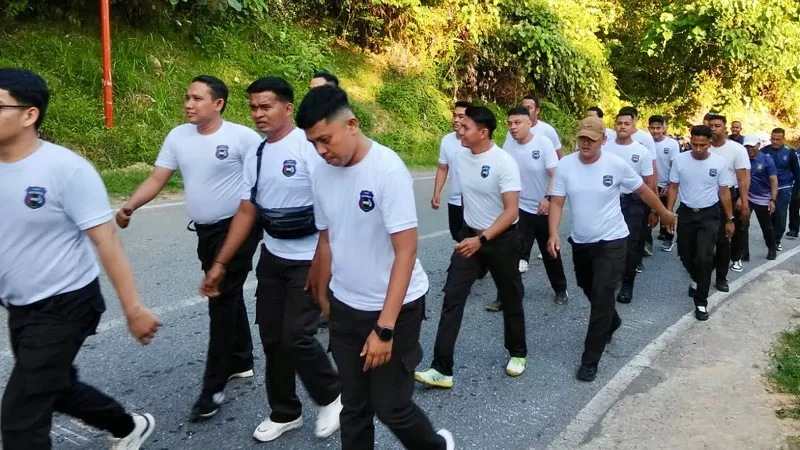 Personel security KAI Divre II Sumbar mengikuti rangkaian Pembinaan Security Tahun 2026 yang diisi dengan pengarahan, latihan baris-berbaris, dan Long March sejauh delapan kilometer. (Dok. KAI)