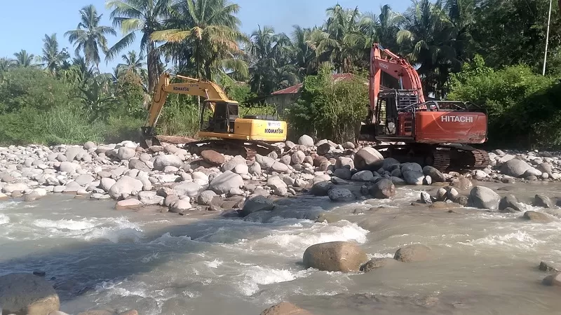 Dua alat berat melakukan pengerukan dan penataan aliran sungai di kawasan Lubuk Kilangan, Kota Padang, sebagai bagian dari upaya penanganan dampak hujan lebat. (Dok. Istimewa)