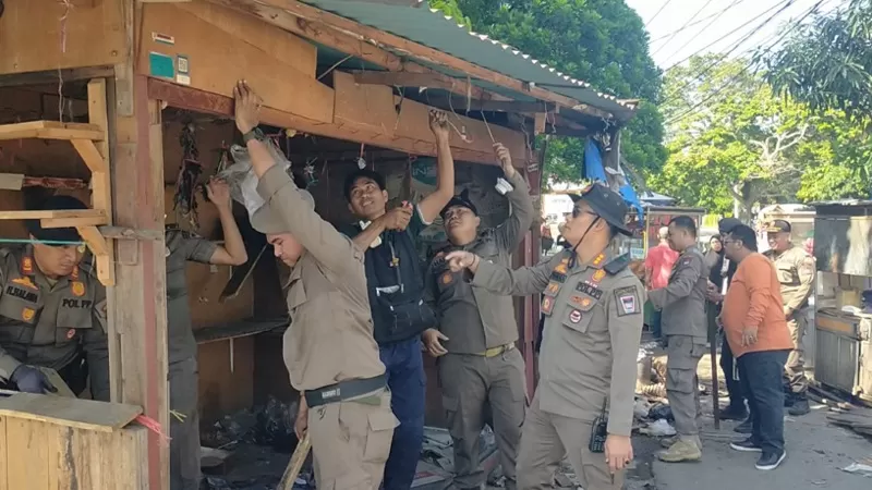 Petugas Satpol PP Kota Padang bersama tim gabungan melakukan penertiban terhadap PKL yang menggunakan fasilitas umum untuk berjualan di kawasan Jati, Jalan Perintis Kemerdekaan, Kecamatan Padang Timur, Sabtu (29/8/2026) siang. (Dok. Humas)