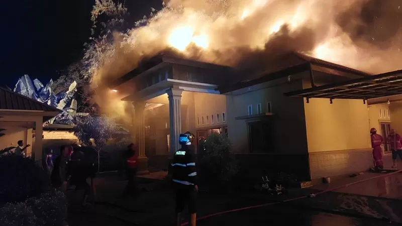 Dua rumah mengalami kerusakan berat dalam kebakaran di Jalan Piai, Tanah Sirah Piai Nan XX, Kecamatan Lubuk Begalung, Padang, Senin (31/8/2026) malam. (Dok. Padang Fire Fighter)