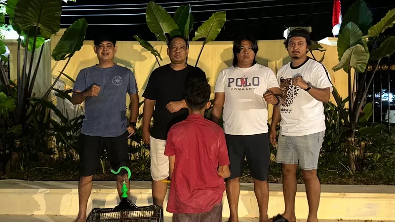 Tim Klewang Satreskrim Polresta Padang mengamankan seorang Anak yang Berkonflik dengan Hukum (ABH) berinisial FA (16) terkait dugaan pencurian burung kacer. Ia ditangkap di kawasan Jalan Veteran, Kelurahan Purus, Kecamatan Padang Barat, pada Sabtu (29/8/2026) sore. (Dok. Polresta Padang)
